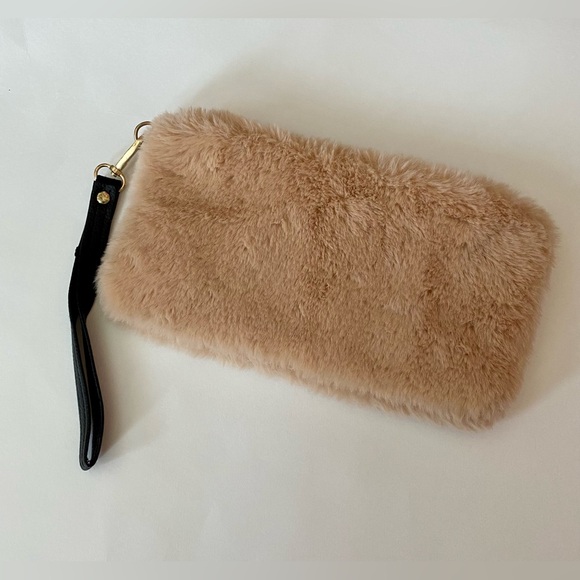 NWOT MACY’S CREAM FAUX FUR CLUTCH BAG ✨ - Picture 2 of 5